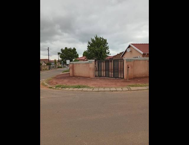 2 BEDROOM HOUSE FOR SALE IN PROTEA GLEN EXT